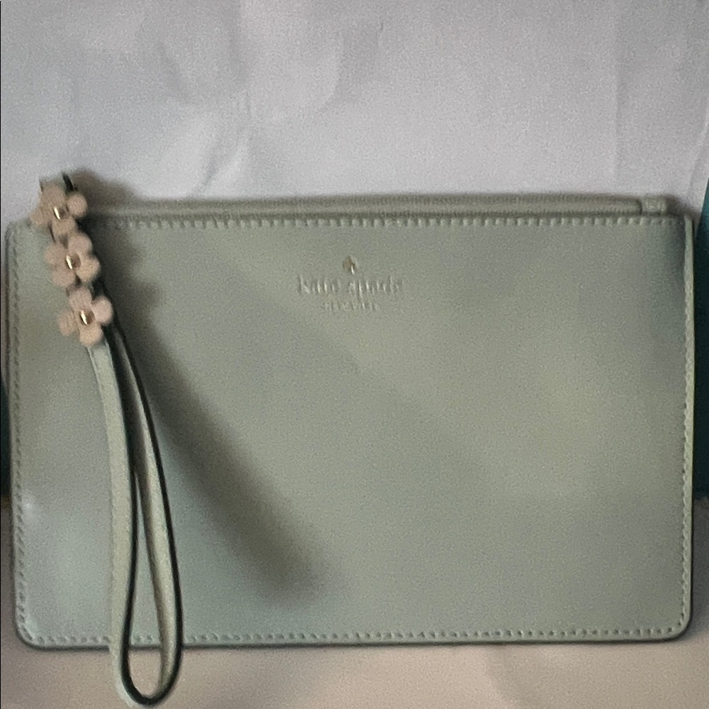NWOT Kate Spade Aqua Wristlet with Daisies
